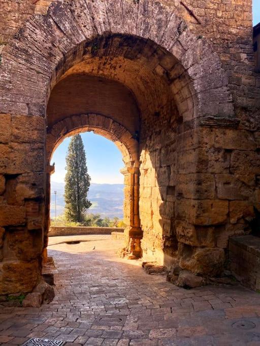 Casa Vacanze E Brevi Periodi Alla Porta Etrusca La Panchina Al Sole Volterra Eksteriør billede